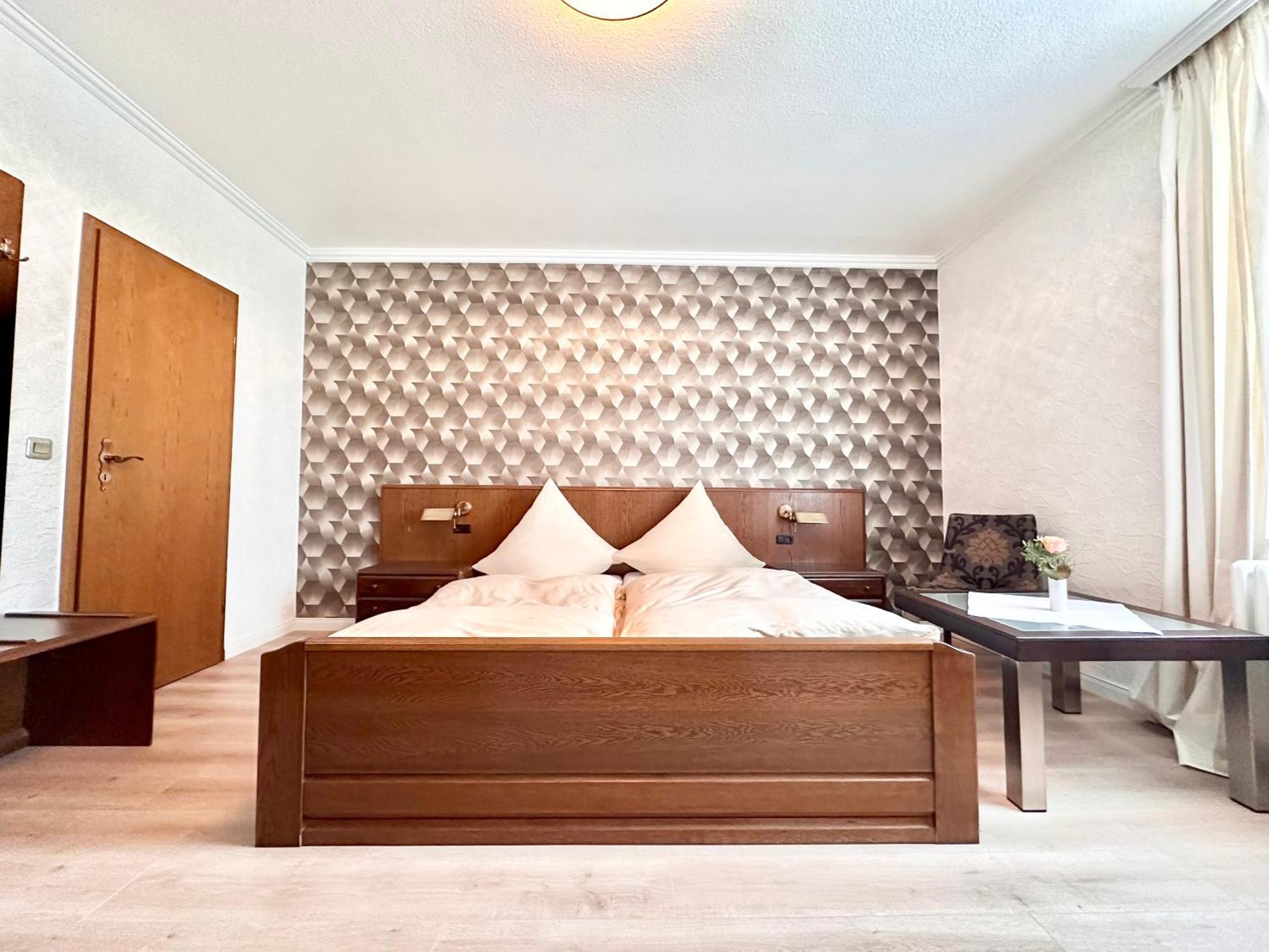 Hotel Deutsches Haus Mit Wlan Und Parkplatz, Hdz Und Kliniken In Der Naehe, Direkt An Der A2 Und A30 Gelegen Lohne  Exterior foto