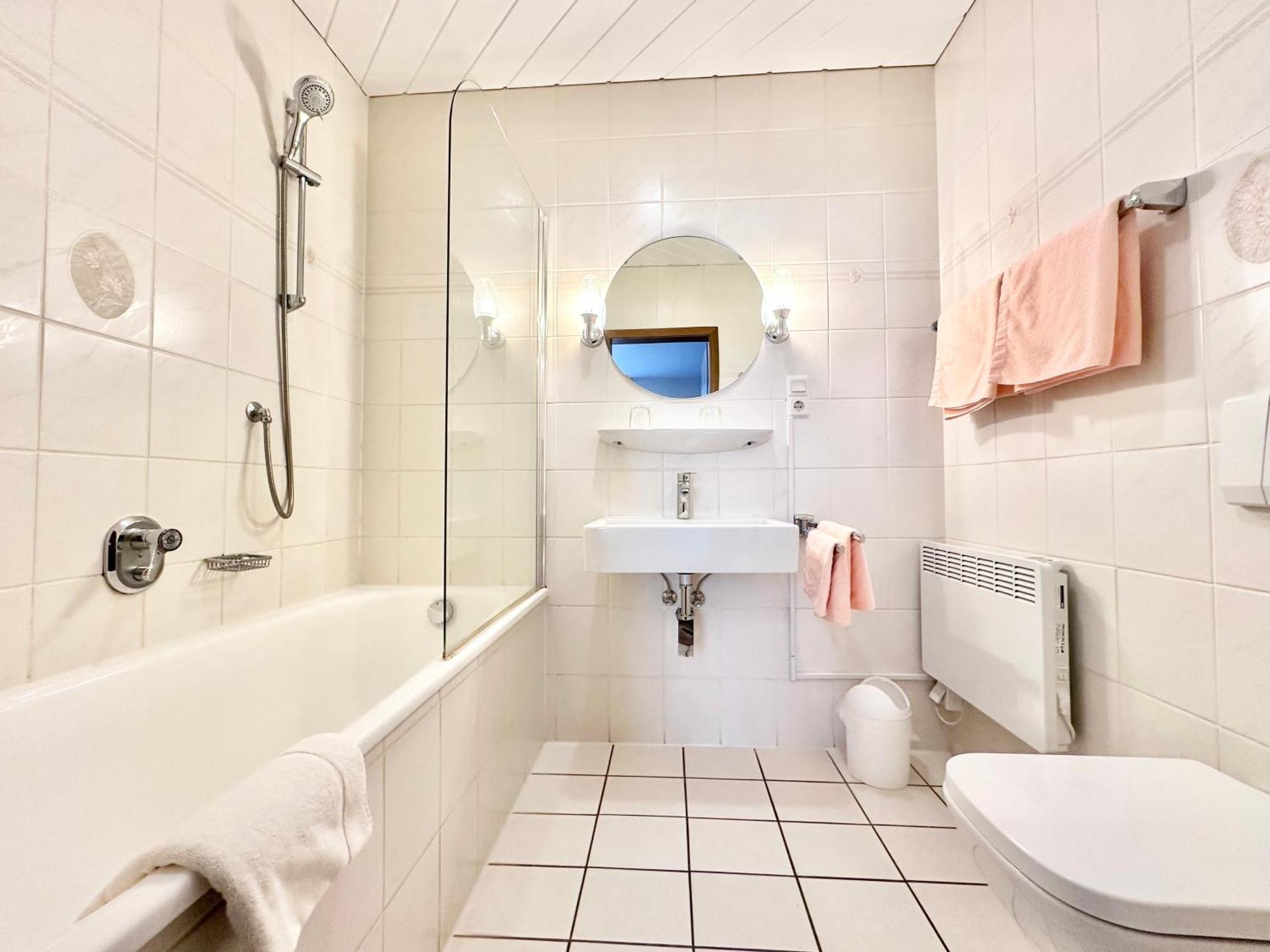 Hotel Deutsches Haus Mit Wlan Und Parkplatz, Hdz Und Kliniken In Der Naehe, Direkt An Der A2 Und A30 Gelegen Lohne  Exterior foto
